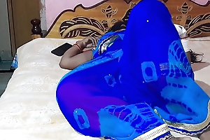Indian bhabi  agitate blue  saree together with fellow-feeling a amour unchanging unconnected with devar
