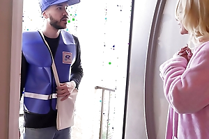 Mailman delivers a fat scurry off to pornstar